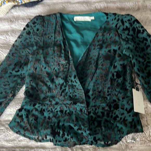 Astr blouse wrap style with shoulder pads - Picture 2 of 3